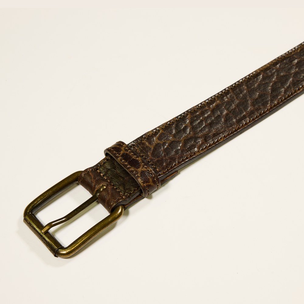 Détail d'un cuir martelé avec boucle en laiton