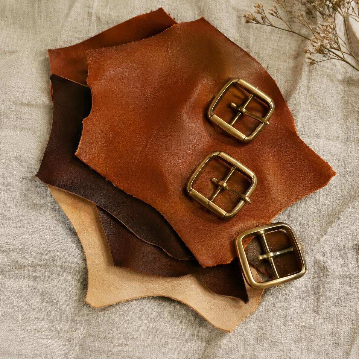 Échantillons de cuir et boucles en laiton